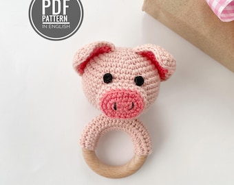 Gehaakte babyrammelaar met varkenspatroon, amigurumi-varkensrammelaar pdf, babyspeelgoed boerderijdieren, haakpatroon varken, digitale download