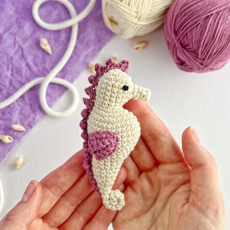 12 i 1 virkmönster för hav, Amigurumi-nyckelring och väskberlock i PDF-format, sköldpadda, maneter, sjöstjärna, snäckskal, sjöhäst, fisk, virkning med havsliv bild 13