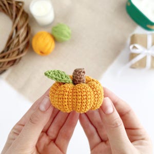 Amigurumi Halloween pumpkin keyring crochet tutorial.