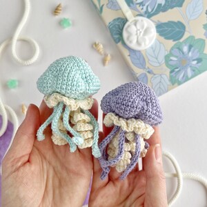 12 i 1 virkmönster för hav, Amigurumi-nyckelring och väskberlock i PDF-format, sköldpadda, maneter, sjöstjärna, snäckskal, sjöhäst, fisk, virkning med havsliv bild 11