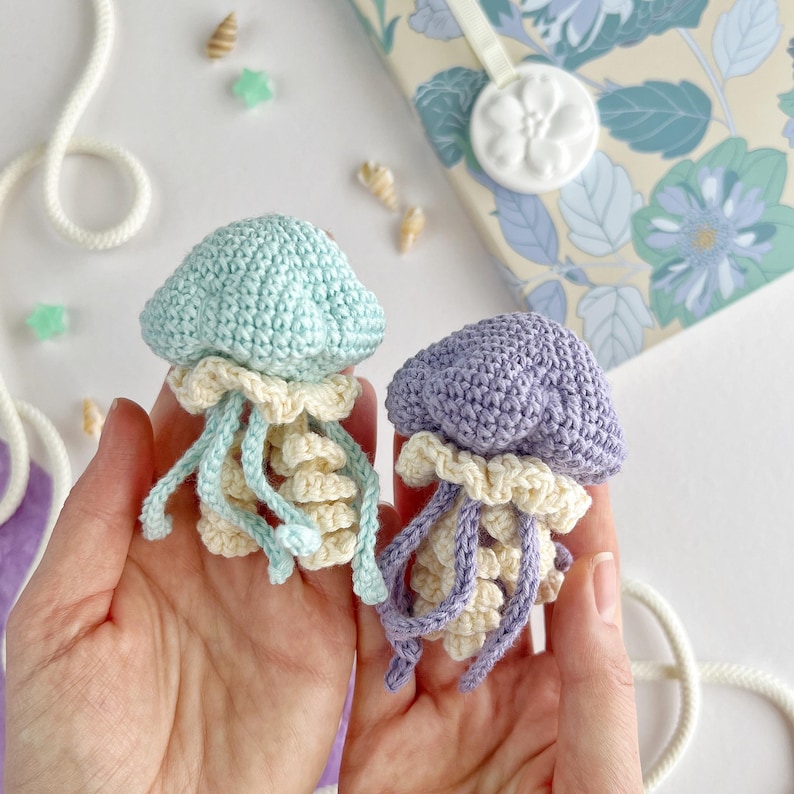 12 i 1 virkmönster för hav, Amigurumi-nyckelring och väskberlock i PDF-format, sköldpadda, maneter, sjöstjärna, snäckskal, sjöhäst, fisk, virkning med havsliv bild 11