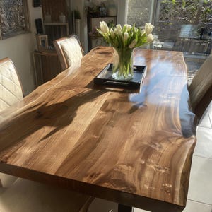 Rustikaler moderner Walnusstisch - Handgemachter Esstisch - Live Edge Slab Table - Massivholz Bauernhausmöbel nach Kundenwunsch