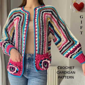Pode incluir: Um cardigan de crochê colorido com um padrão listrado em rosa, azul, branco e preto. O cardigan tem bolsos com enfeites de flores e o texto "CROCHET CARDIGAN PATTERN".