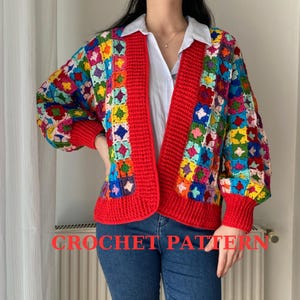 Könnte beinhalten: Ein farbenfroher Häkelcardigan mit einem lebendigen Patchwork-Design. Der offen geschnittene Pullover hat einen roten Rand und Bündchen mit einer Mischung aus Quadraten in verschiedenen Farben. Der Text "CROCHET PATTERN" ist unten im Bild zu sehen.