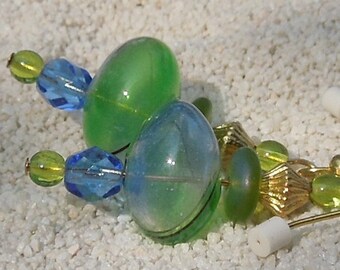 BOUCLES D’OREILLES SWIRLY: Vert et bleu, or, cristal Swarovski fait à la main léger, boucles d’oreilles en verre creux pour les bijoux pour femmes