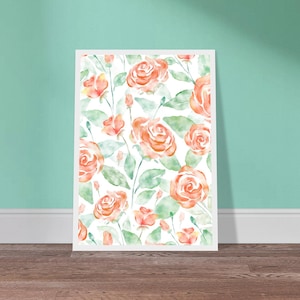 Puede incluir: Una impresión de acuarela con un patrón floral de rosas rosadas y hojas verdes sobre un fondo blanco.