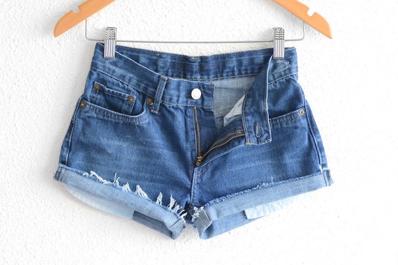distressed levi shorts