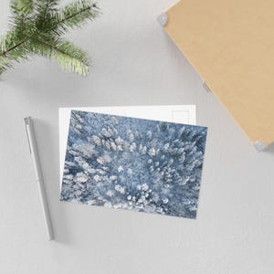 Cartoline artistiche, set di cartoline aeree con foresta innevata - Fotografia di paesaggi invernali, saluti per le feste, decorazioni per baite, regalo di arte murale,