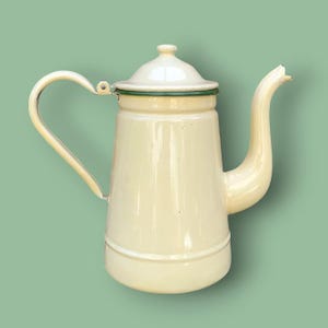 Vintage coffee pot in cream enamelled sheet metal with green edging - 1940s