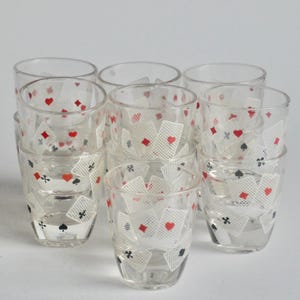 Lot de 13 petits verres à alcool - Décoration jeux de cartes - Pique - Trèfle - Coeur - Carreau - Poker - Accessoire de bar - Parfait état.