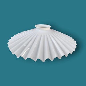 Antique white opaline pleated lampshade – handkerchief effect – Art Deco style / 1940s