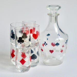 1 Carafe et 8 petits verres à alcool - Décoration jeu de cartes - Pique - Trèfle - Coeur - Carreau - Accessoire de bar - Parfait état