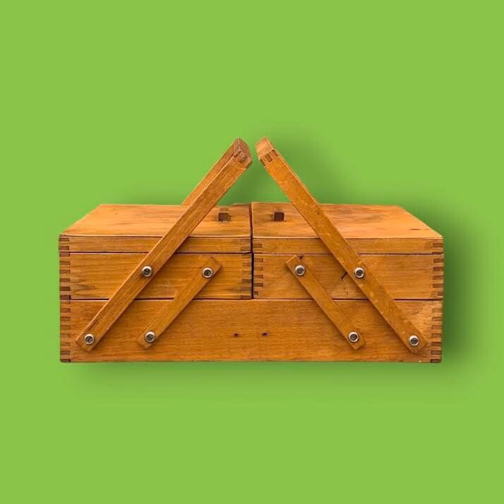 Boîte à outils métallique avec poignée ergonomique