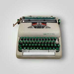 Máquina de escribir antigua Smith-Corona Clipper con teclado Azerty, década de 1950