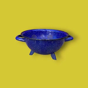 Old colander in speckled blue enamelled sheet metal – Vintage kitchen from the 50s