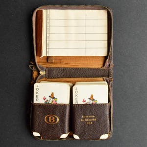 Ancien étui de deux jeux de carte à jouer - Étui en cuir - 2 Anciens jeux cartes à jouet et un carnet de comptabilité des points -  - 1964