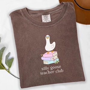 Camiseta de professor fofa, cores confortáveis, camiseta Silly Goose, camiseta de volta às aulas, presente engraçado para professor de escola primária, clube de professores Silly Goose