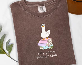 Camiseta de professor fofa, cores confortáveis, camiseta Silly Goose, camiseta de volta às aulas, presente engraçado para professor de escola primária, clube de professores Silly Goose