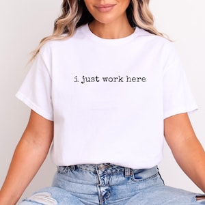 Camiseta divertida "Solo trabajo aquí", sudadera divertida, camiseta de humor para adultos, camiseta sarcástica, camiseta de sarcasmo para mujeres, regalo para ella, sudadera con capucha de sarcasmo