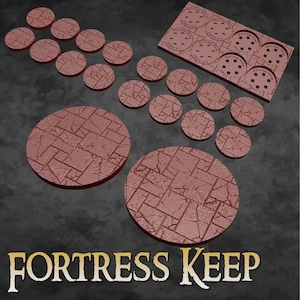 Puede incluir: Un conjunto de bases circulares de color marrón rojizo con un patrón de ladrillos agrietados, diseñadas para juegos de miniaturas. Incluye varios tamaños y una lámina con recortes circulares. El texto "Fortress Keep" se muestra en dorado.
