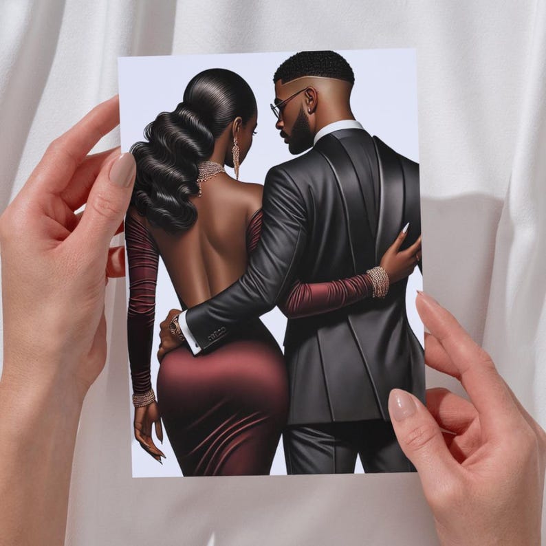 Puede incluir: Una pareja en una pose rom&aacute;ntica. La mujer lleva un vestido burdeos y el hombre lleva un traje negro. Ambos se miran.