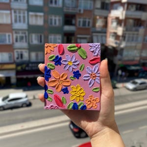 Acryl op mini canvas bord l Originele handgeschilderde getextureerde kunstbloemen l 4 x 5'' l Cadeau voor moeder l Tiny Wall Art Decor l Leuke cadeaubon