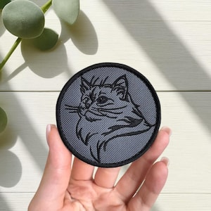 Embroidered Cat Patch: Monochrome Feline Applique - Iron-On/Sew-On