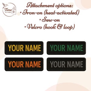 K&ouml;nnte beinhalten: Vier rechteckige Aufn&auml;her mit dem Text "YOUR NAME" in Gelb, Gr&uuml;n, Orange und Grau auf schwarzem Hintergrund gestickt. Die Aufn&auml;her werden mit Optionen zum Aufb&uuml;geln, Aufn&auml;hen und Klettverschluss pr&auml;sentiert.