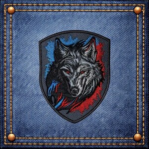 Könnte beinhalten: Gestickter Aufnäher mit einem Wolfskopf mit roten Augen, umgeben von blauen und roten Elementen auf einem schildförmigen Hintergrund. Der Aufnäher befindet sich auf einem jeansartigen Hintergrund mit dekorativen Nähten und messingfarbenen Nieten.