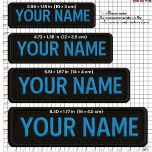 K&ouml;nnte beinhalten: Schwarze rechteckige Aufn&auml;her mit blau gesticktem Text "YOUR NAME". Gezeigt werden vier Gr&ouml;&szlig;en: 10 x 3 cm, 12 x 3,5 cm, 14 x 4 cm und 16 x 4,5 cm. Die Ma&szlig;e sind in Zentimetern angegeben.