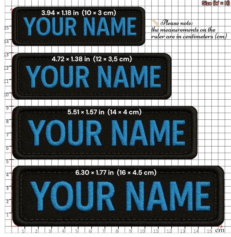 K&ouml;nnte beinhalten: Schwarze rechteckige Aufn&auml;her mit blau gesticktem Text "YOUR NAME". Gezeigt werden vier Gr&ouml;&szlig;en: 10 x 3 cm, 12 x 3,5 cm, 14 x 4 cm und 16 x 4,5 cm. Die Ma&szlig;e sind in Zentimetern angegeben.