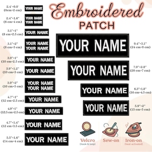 Op de afbeelding: Een verscheidenheid aan zwarte geborduurde patches met witte tekst die "YOUR NAME" luidt. De patches zijn er in verschillende maten, met opties voor klittenband, opnaaien en opstrijken. De afbeelding bevat ook de tekst "Embroidered PATCH".