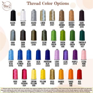 K&ouml;nnte beinhalten: Eine Farbkarte mit verschiedenen Garnfarben f&uuml;r die Stickerei. Das Bild zeigt Garnrollen in einer Vielzahl von Farben, darunter Schwarz, Wei&szlig;, Silber, Beige, Braun, Grau, Gr&uuml;n, Blau, Lila, Rosa, Gelb, Orange und Rot. Jede Rolle ist mit einem Farbnamen und einer Nummer versehen.