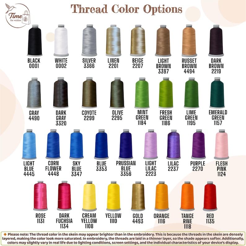 K&ouml;nnte beinhalten: Eine Farbkarte mit verschiedenen Garnfarben f&uuml;r die Stickerei. Das Bild zeigt Garnrollen in einer Vielzahl von Farben, darunter Schwarz, Wei&szlig;, Silber, Beige, Braun, Grau, Gr&uuml;n, Blau, Lila, Rosa, Gelb, Orange und Rot. Jede Rolle ist mit einem Farbnamen und einer Nummer versehen.