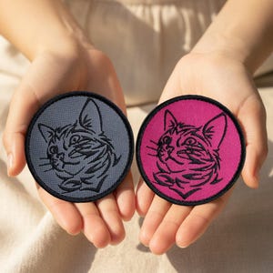 Kattansikte-lapp, broderad lapp med rosa och grå bakgrund för kläder