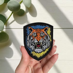 Embroidered Tiger Patch: Iron-On Applique for Jackets & Backpacks