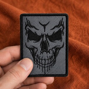 Bestickter Totenkopf-Aufnäher – Gothic-Biker-Applikation für Jacken, Rucksäcke, taktische Ausrüstung und Halloween-Kostüme