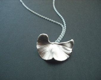 Elegant gingko leaf Pendant necklace - white gold plated