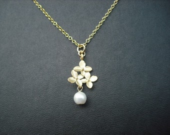 Bridesmaid Gift, Gold Bridesmaid Necklace with bouquet Pendant, Pearl, Flower Girl Gift, Birthday Gift, Wedding Gift