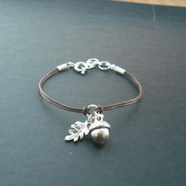 Pulsera antigua de oro o plata con bellota y hoja de roble
