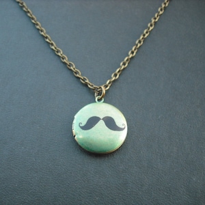 moustache modifi&eacute; m&eacute;daillon photo avec collier cha&icirc;ne en laiton antique