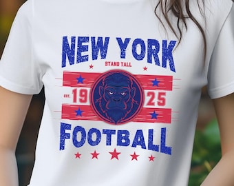 Könnte beinhalten: Weißes T-Shirt mit einem blauen und roten Grafikdruck, auf dem "New York Stand Tall 19 25 Football" mit fünf Sternen unter dem Text steht.
