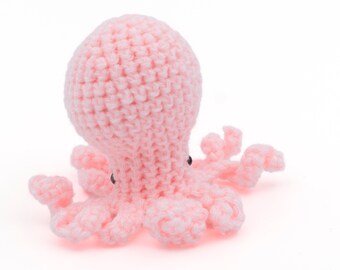 Op de afbeelding: Een roze gehaakte octopus met zwarte ogen. De octopus heeft acht tentakels en is gemaakt van zacht garen.