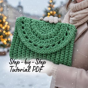 Puede incluir: Un bolso de mano verde tejido a ganchillo con un diseño texturizado. El bolso tiene un cierre de solapa y lo sostiene una persona con guantes. El texto "Step-by-Step Tutorial PDF" es visible en la parte inferior de la imagen.