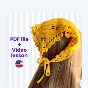 Op de afbeelding: Een felgele gehaakte muts met een geschulpte rand en strikjes. De tekst "PDF file + Video lesson" wordt weergegeven met de Amerikaanse vlag. De muts is een handgemaakt item.