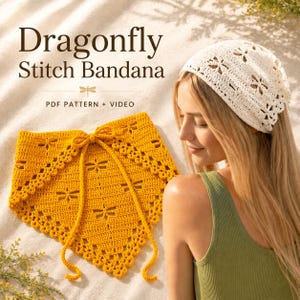 Könnte beinhalten: Ein senfgelbes Häkel-Bandana mit Libellenmuster und Bindebändern sowie ein weißes Häkel-Bandana. Der Text lautet: Dragonfly Stitch Bandana, PDF PATTERN + VIDEO. Das Design weist komplexe, durchbrochene Details auf.