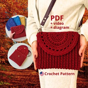 以下が含まれることがあります： フラップ開閉と詳細なステッチパターンが特徴の、赤いかぎ針編みのクロスボディバッグ。バッグには、調節可能な長いストラップが付いています。お揃いのクラッチバッグや他の色のバリエーションも表示されています。画像には「PDF + video + diagram」と「Crochet Pattern」と書かれています。