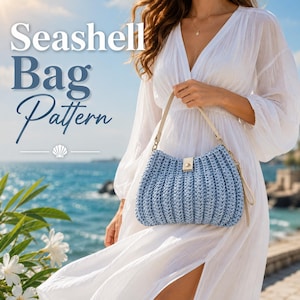 Puede incluir: Un bolso de ganchillo azul claro con textura acanalada, una sola correa beige y un cierre de metal dorado. El texto "Seashell Bag Pattern" aparece en letras blancas y azul oscuro junto a un pequeño icono de una concha marina.