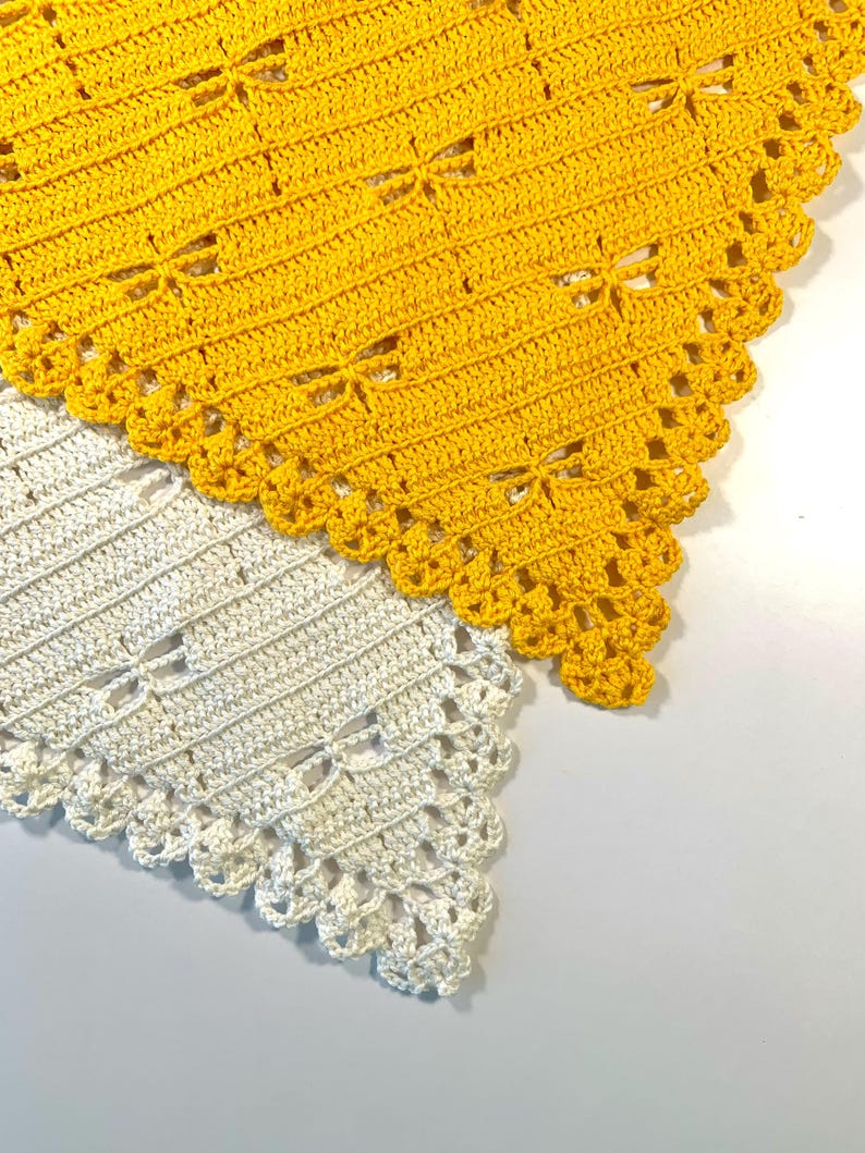 K&ouml;nnte beinhalten: Zwei handgefertigte H&auml;kelschal. Einer ist leuchtend gelb, der andere cremefarben. Beide haben ein Libellenmuster und einen gewellten Rand. Die Schals sind aus weichem Garn gefertigt und eignen sich perfekt, um jedem Outfit einen Hauch von handgefertigtem Charme zu verleihen.