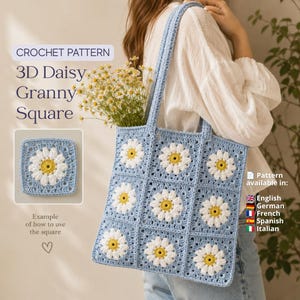 Puede incluir: Un patrón de ganchillo para un cuadrado granny de margarita 3D, con el texto 'CROCHET PATTERN 3D Daisy Granny Square'. La imagen muestra un bolso de color azul claro hecho con estos cuadrados, cada uno con una margarita blanca y centro amarillo.